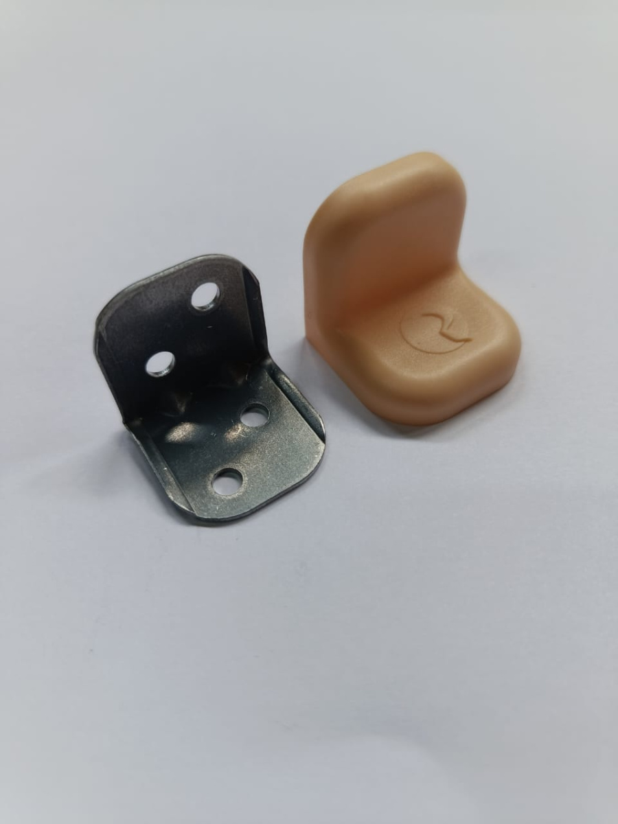 Уголок крепежный БОЛЬШОЙ дуб (4 самореза) КМ